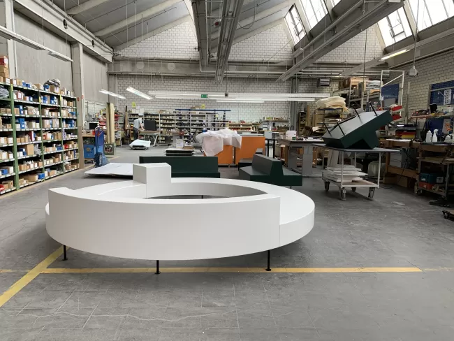 Sitzbänke Schulanlage Hofacker, in Zusammenarbeit mit "Customized Furniture" der Girsberger AG